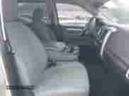 2017 Ram 1500 Big Horn z VIN 1C6RR7TT4HS646662, wystawiony jako IAAI lot #40987974 z przebiegiem 131 756 mil mil oraz . Historia ofert i sprzedaży dostępna na DreamBid. Obrazek 5.