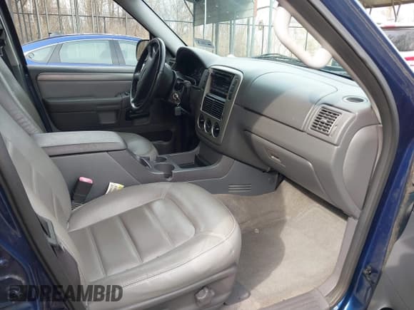 ✅ 2004 Ford Explorer XLT • VIN: 1FMZU73W44UA79929 • Lot: 41612541. Wystawiony na IAAI z przebiegiem 142 867 mil. Bezpłatny archiwum sprzedaży aukcyjnych z USA i szczegółowy raport historii pojazdu na DreamBid. Zdjęcie 5.