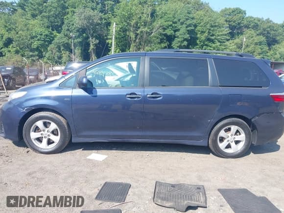✅ 2018 Toyota Sienna XLE • VIN: 5TDDZ3DC1JS209775 • Lot: 42848805. Listed on IAAI with 88,172 mi. Free auction sales archive from the USA and detailed vehicle history report at DreamBid. Image 14.