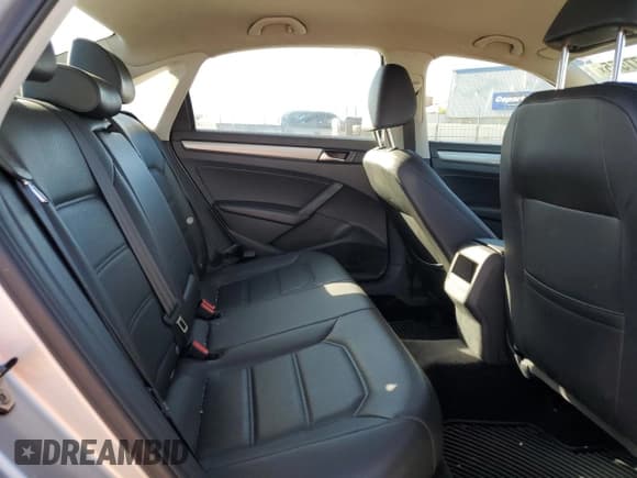 ✅ 2015 Volkswagen Passat S • VIN: 1VWAT7A31FC002129 • Lot: 87377555. Wystawiony na Copart z przebiegiem 108 366 mil. Bezpłatny archiwum sprzedaży aukcyjnych z USA i szczegółowy raport historii pojazdu na DreamBid. Zdjęcie 10.