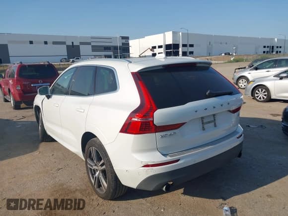 ✅ 2018 Volvo XC60 Momentum • VIN: LYV102RKXJB101068 • Lot: 43188595. Wystawiony na IAAI z przebiegiem 48 057 mil. Bezpłatny archiwum sprzedaży aukcyjnych z USA i szczegółowy raport historii pojazdu na DreamBid. Zdjęcie 3.
