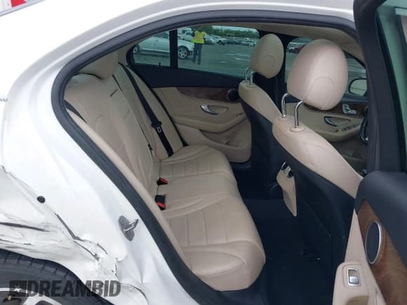 ✅ 2016 Mercedes-Benz C 300 • VIN: 55SWF4JB5GU158957 • Lot: 42385975. Wystawiony na IAAI z przebiegiem 133 486 mil. Bezpłatny archiwum sprzedaży aukcyjnych z USA i szczegółowy raport historii pojazdu na DreamBid. Zdjęcie 8.