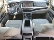 ✅ 2018 Toyota Highlander LE • VIN: 5TDZZRFH6JS262098 • Lot: 92033515. Listed on Copart with 114,800 mi. Free auction sales archive from the USA and detailed vehicle history report at DreamBid. Image 8.