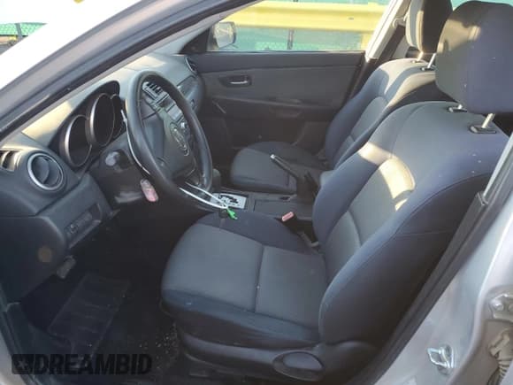 ✅ 2004 Mazda 3 i • VIN: JM1BK12F441101665 • Лот: 87115895. Опубликован ранее на Copart с пробегом 129 960 миль. Бесплатный доступ к архиву аукционных продаж из США и подробный отчёт об истории автомобиля на DreamBid. Изображение 7.