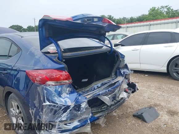 2018 Hyundai Elantra SEL z VIN 5NPD84LF2JH333077, wystawiony jako IAAI lot #41011617 z przebiegiem 47 117 mil mil oraz . Historia ofert i sprzedaży dostępna na DreamBid. Obrazek 6.