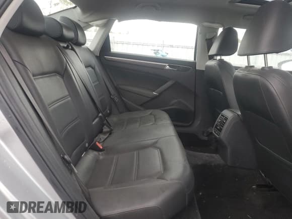 ✅ 2017 Volkswagen Passat SE • VIN: 1VWGT7A36HC045636 • Лот: 86992465. Опубликован ранее на Copart с пробегом 88 550 миль. Бесплатный доступ к архиву аукционных продаж из США и подробный отчёт об истории автомобиля на DreamBid. Изображение 10.