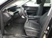 ✅ 2019 Audi e-tron Premium Plus • VIN: WA1LAAGE7KB024699 • Lot: 53759883. Wystawiony na Copart z przebiegiem 19 340 mil. Bezpłatny archiwum sprzedaży aukcyjnych z USA i szczegółowy raport historii pojazdu na DreamBid. Zdjęcie 7.