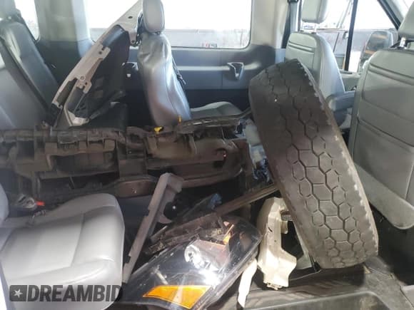 ✅ 2017 Ford Transit XL • VIN: 1FMZK1CM5HKB17834 • Lot: 63001115. Wystawiony na Copart z przebiegiem 69 665 mil. Bezpłatny archiwum sprzedaży aukcyjnych z USA i szczegółowy raport historii pojazdu na DreamBid. Zdjęcie 13.