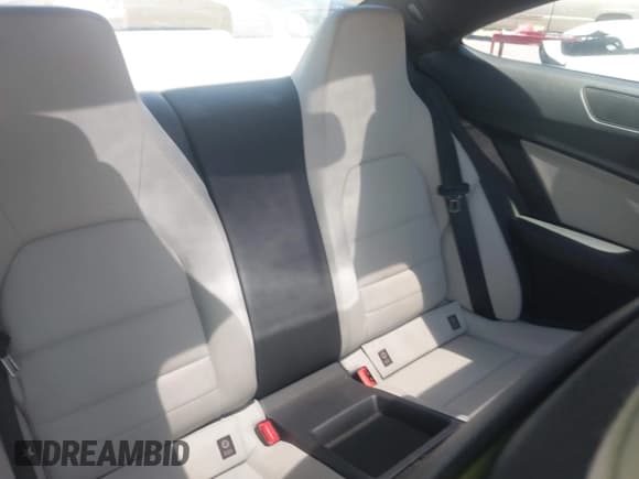 ✅ 2012 Mercedes-Benz C 250 • VIN: WDDGJ4HB2CF881493 • Lot: 42853863. Wystawiony na IAAI z przebiegiem 108 215 mil. Bezpłatny archiwum sprzedaży aukcyjnych z USA i szczegółowy raport historii pojazdu na DreamBid. Zdjęcie 8.