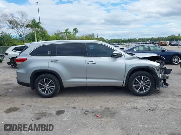 ✅ 2018 Toyota Highlander SE • VIN: 5TDJZRFH1JS817410 • Lot: 43616481. Listed on IAAI with 103,733 mi. Free auction sales archive from the USA and detailed vehicle history report at DreamBid. Image 14.