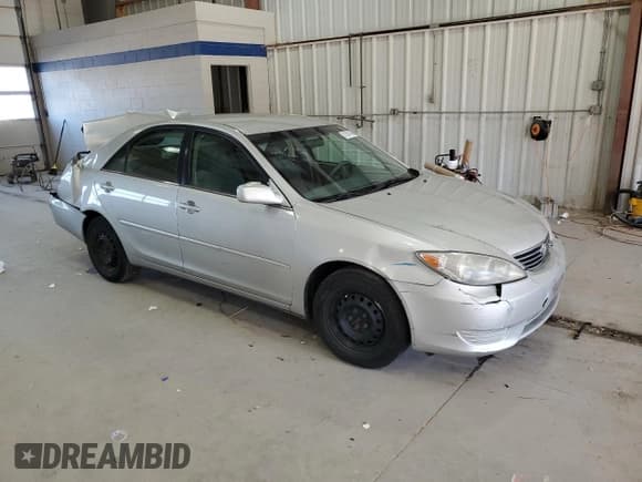 ✅ 2005 Toyota Camry LE • VIN: 4T1BE30K25U949087 • Lot: 91591645. Wystawiony na Copart z przebiegiem 135 467 mil. Bezpłatny archiwum sprzedaży aukcyjnych z USA i szczegółowy raport historii pojazdu na DreamBid. Zdjęcie 4.