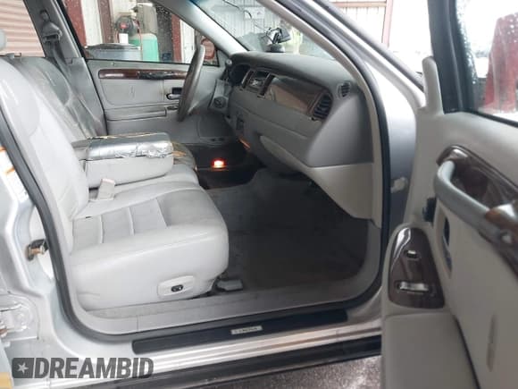 ✅ 2002 Lincoln Town Car Executive • VIN: 1LNHM81W42Y608998 • Лот: 41893243. Опубликован ранее на IAAI с пробегом 222 672 миль. Бесплатный доступ к архиву аукционных продаж из США и подробный отчёт об истории автомобиля на DreamBid. Изображение 5.