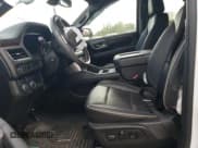 ✅ 2022 Chevrolet Suburban Premier • VIN: 1GNSKFKD2NR158954 • Lot: 73756214. Wystawiony na Copart z przebiegiem Nie podano. Bezpłatny archiwum sprzedaży aukcyjnych z USA i szczegółowy raport historii pojazdu na DreamBid. Zdjęcie 7.