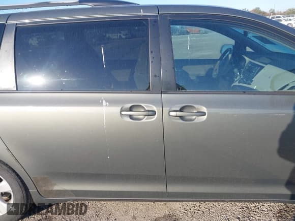 ✅ 2011 Toyota Sienna LE • VIN: 5TDKK3DC4BS109246 • Lot: 43685516. Listed on IAAI with 182,496 mi. Free auction sales archive from the USA and detailed vehicle history report at DreamBid. Image 13.