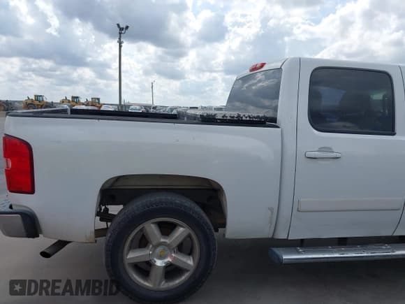 ✅ 2008 Chevrolet Silverado 1500 1LT • VIN: 3GCEC13J98G295808 • Lot: 43534433. Wystawiony na IAAI z przebiegiem 285 031 mil. Bezpłatny archiwum sprzedaży aukcyjnych z USA i szczegółowy raport historii pojazdu na DreamBid. Zdjęcie 19.