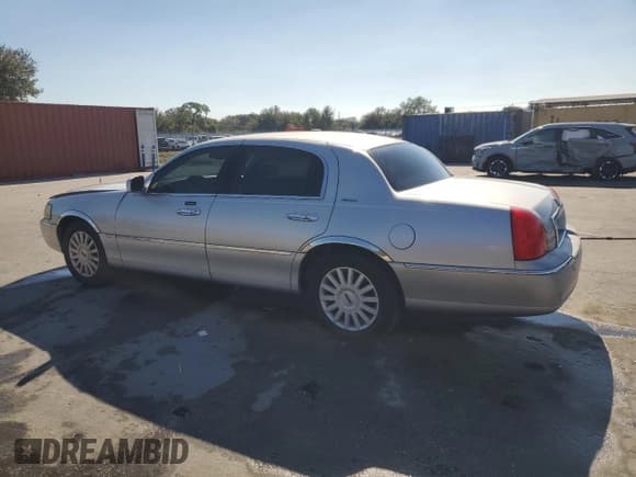 ✅ 2005 Lincoln Town Car Signature • VIN: 1LNHM81W05Y638696 • Lot: 92829755. Listed on Copart with 165,961 mi. Free auction sales archive from the USA and detailed vehicle history report at DreamBid. Image 2.