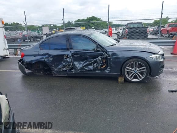 ✅ 2017 BMW 3 Series 340i • VIN: WBA8B3G57HNU35187 • Лот: 42251313. Опубликован ранее на IAAI с пробегом 87 977 миль. Бесплатный доступ к архиву аукционных продаж из США и подробный отчёт об истории автомобиля на DreamBid. Изображение 13.