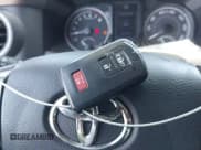 ✅ 2022 Toyota Tacoma SR • VIN: 3TMCZ5AN2NM490567 • Lot: 42471678. Wystawiony na IAAI z przebiegiem 26 894 mil. Bezpłatny archiwum sprzedaży aukcyjnych z USA i szczegółowy raport historii pojazdu na DreamBid. Zdjęcie 11.