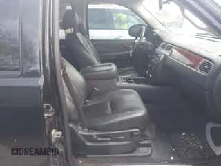 2013 Chevrolet Suburban LT z VIN 1GNSCJE00DR337906, wystawiony jako IAAI lot #43466723 z przebiegiem 167 524 mil mil oraz . Historia ofert i sprzedaży dostępna na DreamBid. Obrazek 5.