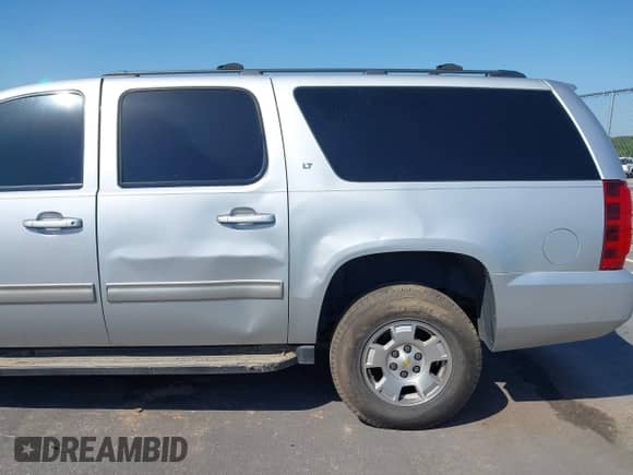 2014 Chevrolet Suburban LT z VIN 1GNSCJE0XER124222, wystawiony jako IAAI lot #41994798 z przebiegiem 268 836 mil mil oraz . Historia ofert i sprzedaży dostępna na DreamBid. Obrazek 20.