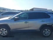 ✅ 2020 Toyota RAV4 LE • VIN: 2T3H1RFV6LC034789 • Lot: 43235320. Wystawiony na IAAI z przebiegiem 66 481 mil. Bezpłatny archiwum sprzedaży aukcyjnych z USA i szczegółowy raport historii pojazdu na DreamBid. Zdjęcie 15.