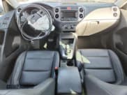 ✅ 2011 Volkswagen Tiguan S • VIN: WVGBV7AX1BW500274 • Лот: 85580165. Опубликован ранее на Copart с пробегом 117 846 миль. Бесплатный доступ к архиву аукционных продаж из США и подробный отчёт об истории автомобиля на DreamBid. Изображение 8.