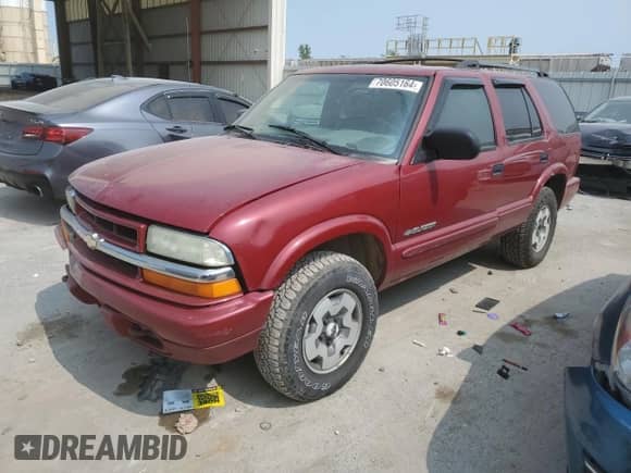 2002 Chevrolet Blazer LS z VIN 1GNDT13W42K185991, wystawiony jako Copart lot #70605164 z przebiegiem 208 342 mil mil oraz Szkoda całkowita • Salvage title. Historia ofert i sprzedaży dostępna na DreamBid. Obrazek 1.