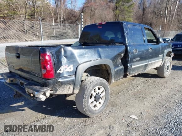 ✅ 2005 Chevrolet Silverado 2500HD LS • VIN: 1GCHK23U65F800202 • Lot: 41501212. Wystawiony na IAAI z przebiegiem 247 454 mil. Bezpłatny archiwum sprzedaży aukcyjnych z USA i szczegółowy raport historii pojazdu na DreamBid. Zdjęcie 4.