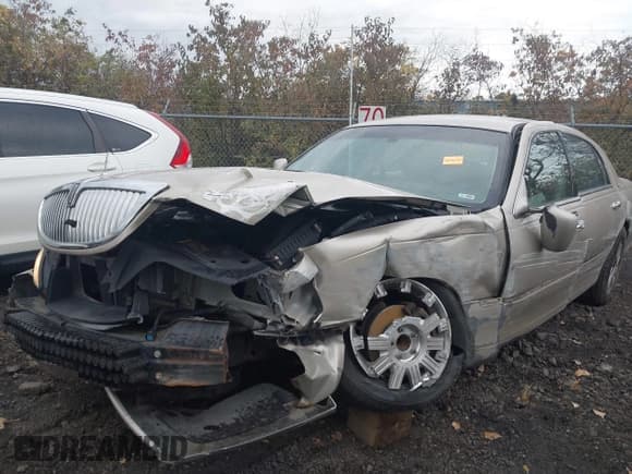 ✅ 2011 Lincoln Town Car Signature Limited • VIN: 2LNBL8CVXBX750320 • Lot: 43511013. Wystawiony na IAAI z przebiegiem 145 269 mil. Bezpłatny archiwum sprzedaży aukcyjnych z USA i szczegółowy raport historii pojazdu na DreamBid. Zdjęcie 6.