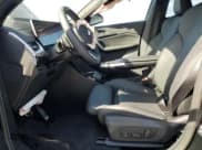 ✅ 2025 BMW X2 xDrive28i • VIN: WBX63GM09S5090407 • Lot: 53988435. Wystawiony na Copart z przebiegiem 2 675 mil. Bezpłatny archiwum sprzedaży aukcyjnych z USA i szczegółowy raport historii pojazdu na DreamBid. Zdjęcie 7.