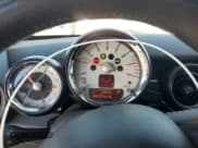 ✅ 2013 MINI Roadster • VIN: WMWSY1C56DT625387 • Lot: 47006025. Wystawiony na Copart z przebiegiem 144 487 mil. Bezpłatny archiwum sprzedaży aukcyjnych z USA i szczegółowy raport historii pojazdu na DreamBid. Zdjęcie 9.