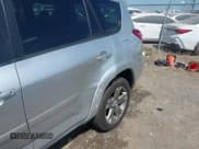 ✅ 2011 Toyota RAV4 Sport • VIN: JTMRF4DV0B5047960 • Lot: 40109646. Wystawiony na IAAI z przebiegiem 132 434 mil. Bezpłatny archiwum sprzedaży aukcyjnych z USA i szczegółowy raport historii pojazdu na DreamBid. Zdjęcie 6.