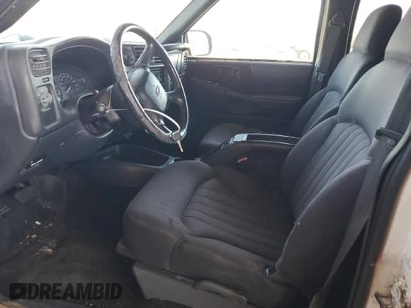 2003 Chevrolet Blazer LS z VIN 1GNDT13X63K170628, wystawiony jako Copart lot #77502884 z przebiegiem Nie podano mil oraz Czysty tytuł • Clean title. Historia ofert i sprzedaży dostępna na DreamBid. Obrazek 7.