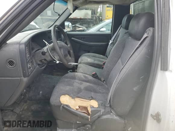 2006 Chevrolet Silverado 1500 Work Truck z VIN 3GCEC14X76G156129, wystawiony jako Copart lot #66640015 z przebiegiem 232 041 mil mil oraz Czysty tytuł • Clean title. Historia ofert i sprzedaży dostępna na DreamBid. Obrazek 7.