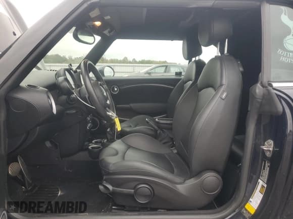 ✅ 2012 MINI Convertible S • VIN: WMWZP3C53CT250974 • Лот: 85357415. Опубликован ранее на Copart с пробегом 57 368 миль. Бесплатный доступ к архиву аукционных продаж из США и подробный отчёт об истории автомобиля на DreamBid. Изображение 7.