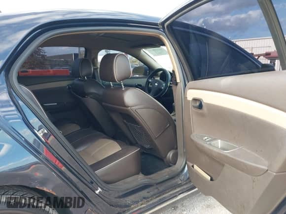 2008 Chevrolet Malibu LTZ z VIN 1G1ZK577784205832, wystawiony jako IAAI lot #43338470 z przebiegiem 158 648 mil mil oraz . Historia ofert i sprzedaży dostępna na DreamBid. Obrazek 8.