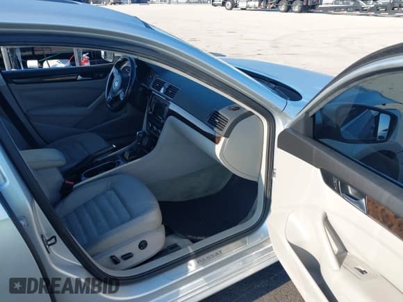 ✅ 2014 Volkswagen Passat SEL Premium • VIN: 1VWCN7A36EC040750 • Лот: 43014409. Опубликован ранее на IAAI с пробегом 125 361 миль. Бесплатный доступ к архиву аукционных продаж из США и подробный отчёт об истории автомобиля на DreamBid. Изображение 5.