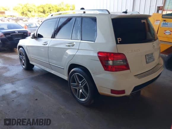 ✅ 2011 Mercedes-Benz GLK 350 • VIN: WDCGG8HB7BF617811 • Lot: 43035760. Listed on IAAI with 283,879 mi. Free auction sales archive from the USA and detailed vehicle history report at DreamBid. Image 3.
