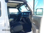 ✅ 2023 Jeep Gladiator Willys • VIN: 1C6HJTAGXPL528674 • Lot: 41376339. Wystawiony na IAAI z przebiegiem 7 102 mil. Bezpłatny archiwum sprzedaży aukcyjnych z USA i szczegółowy raport historii pojazdu na DreamBid. Zdjęcie 5.