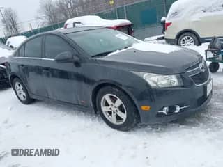 2014 Chevrolet Cruze 1LT z VIN 1G1PD5SB0E7217960, wystawiony jako IAAI lot #41251114 z przebiegiem 90 293 mil mil oraz . Historia ofert i sprzedaży dostępna na DreamBid. Obrazek 1.