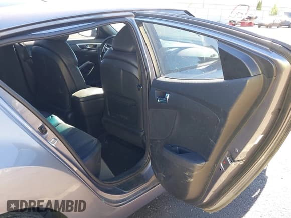 ✅ 2016 Hyundai Veloster • VIN: KMHTC6AD9GU258069 • Lot: 43335440. Listed on IAAI with 279,461 mi. Free auction sales archive from the USA and detailed vehicle history report at DreamBid. Image 8.