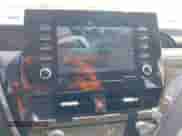 2022 Toyota Camry SE z VIN 4T1G11AK5NU075077, wystawiony jako IAAI lot #42359500 z przebiegiem 35 938 mil mil oraz . Historia ofert i sprzedaży dostępna na DreamBid. Obrazek 19.