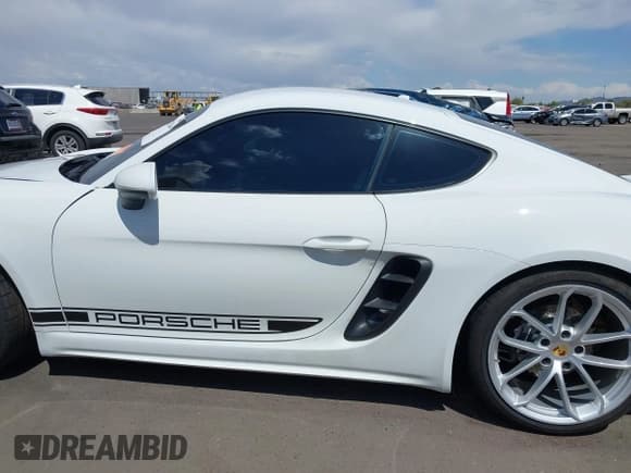 ✅ 2025 Porsche Cayman • VIN: WP0AA2A83SK255637 • Lot: 42218504. Listed on IAAI with 3,130 mi. Free auction sales archive from the USA and detailed vehicle history report at DreamBid. Image 14.