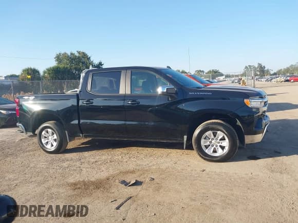 ✅ 2025 Chevrolet Silverado 1500 LT • VIN: 1GCUKDED0SZ120054 • Lot: 43762656. Wystawiony na IAAI z przebiegiem 8 797 mil. Bezpłatny archiwum sprzedaży aukcyjnych z USA i szczegółowy raport historii pojazdu na DreamBid. Zdjęcie 13.