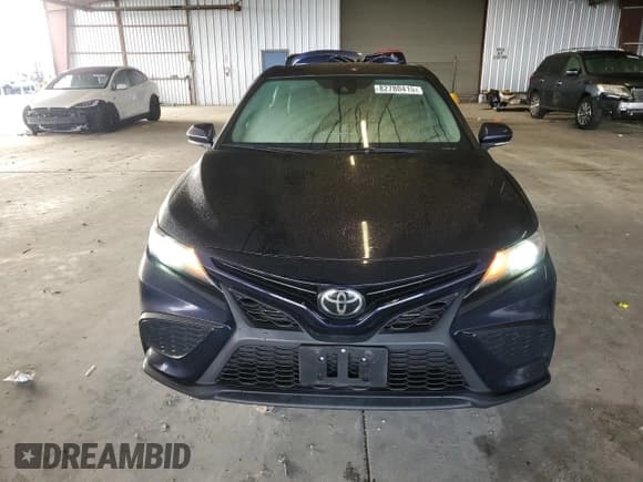 ✅ 2022 Toyota Camry SE • VIN: 4T1G11AK3NU686032 • Lot: 82780415. Wystawiony na Copart z przebiegiem 68 488 mil. Bezpłatny archiwum sprzedaży aukcyjnych z USA i szczegółowy raport historii pojazdu na DreamBid. Zdjęcie 5.