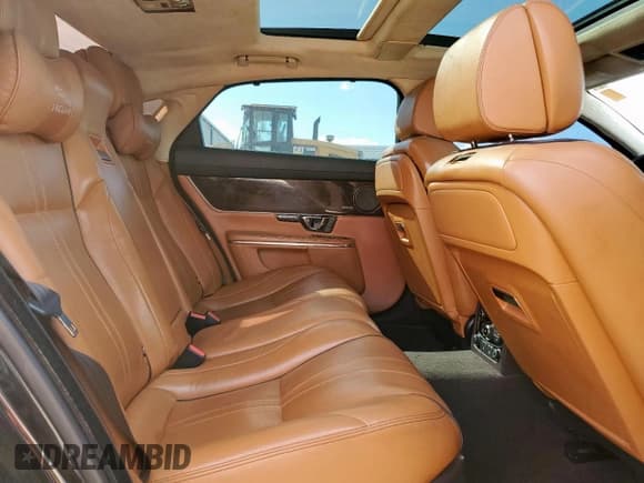 ✅ 2016 Jaguar XJ Portfolio • VIN: SAJWA2G79G8V99001 • Lot: 81802785. Wystawiony na Copart z przebiegiem 68 159 mil. Bezpłatny archiwum sprzedaży aukcyjnych z USA i szczegółowy raport historii pojazdu na DreamBid. Zdjęcie 10.