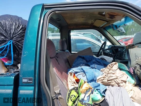 ✅ 1995 GMC Sierra 1500 • VIN: 1GTEC14H2SZ561267 • Lot: 42339445. Wystawiony na IAAI z przebiegiem 373 668 mil. Bezpłatny archiwum sprzedaży aukcyjnych z USA i szczegółowy raport historii pojazdu na DreamBid. Zdjęcie 8.