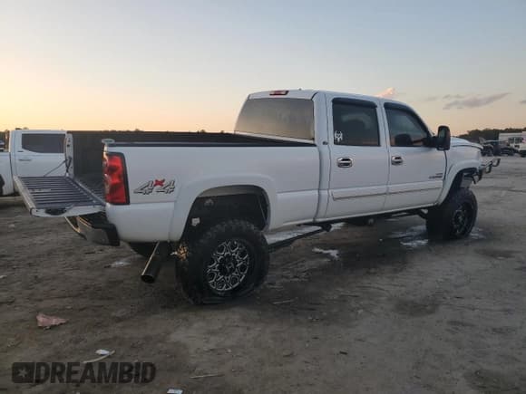 ✅ 2006 Chevrolet Silverado 2500HD LT3 • VIN: 1GCHK23D56F156919 • Lot: 84831324. Wystawiony na Copart z przebiegiem Nie podano. Bezpłatny archiwum sprzedaży aukcyjnych z USA i szczegółowy raport historii pojazdu na DreamBid. Zdjęcie 3.