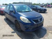✅ 2013 Nissan Versa S Plus • VIN: 3N1CN7AP5DL871233 • Lot: 42924072. Wystawiony na IAAI z przebiegiem 132 797 mil. Bezpłatny archiwum sprzedaży aukcyjnych z USA i szczegółowy raport historii pojazdu na DreamBid. Zdjęcie 1.