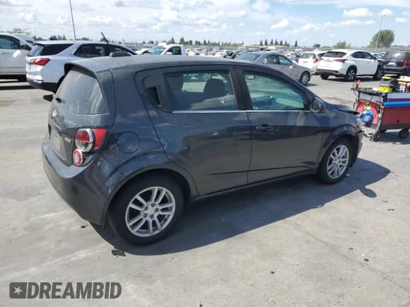2015 Chevrolet Sonic LT z VIN 1G1JC6SBXF4113932, wystawiony jako Copart lot #80404595 z przebiegiem 69 220 mil mil oraz Szkoda całkowita • Salvage title. Historia ofert i sprzedaży dostępna na DreamBid. Obrazek 3.
